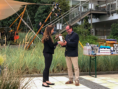 Marie-Christine Steegmann (BdZA) übergibt den ALUMNI-Preis 2020 an Prof. Dr. Robert Sader